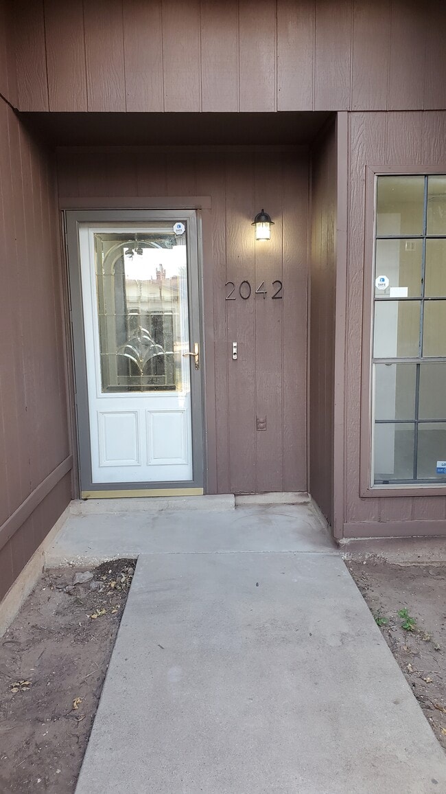 Photo - 2042 Magill St