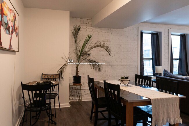 Photo - Massive Condo Quality 2 Bed / 2.5 Bath Duplex Down in Wrigleyville! Unidad 102