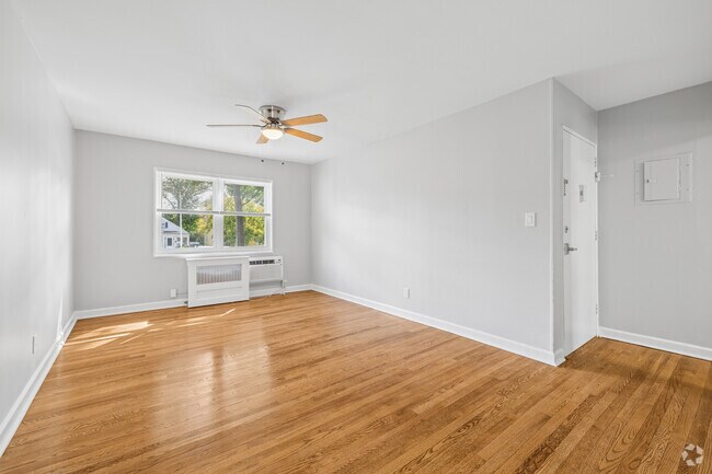 2BR, 1BA - 714SF - Living Room