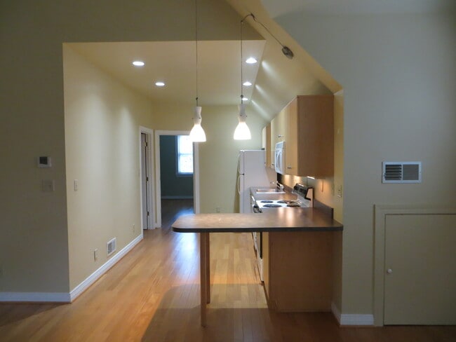 view thru kitchen to office & bedroom - 2115 Gladstone Ave Unidad 2115 Carriage House