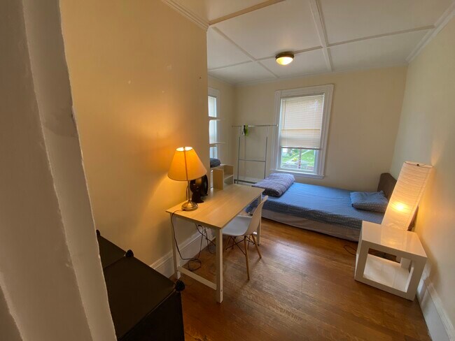 Rm#2 190sqft(13.5x10+clst+office)