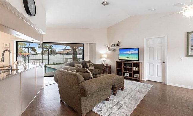 Photo - 4485 Sutlive St