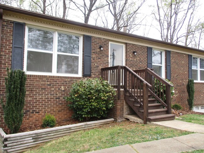 Brick house with 3 bedrooms, 2 baths and b... - Brick house with 3 bedrooms, 2 baths and b...