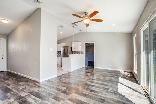 Photo - 2610 Lake Briar