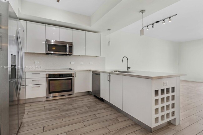 Building Photo - 999 SW 1st Ave Rental