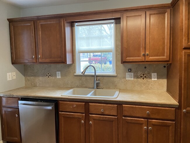 Photo - 915 W 47th St