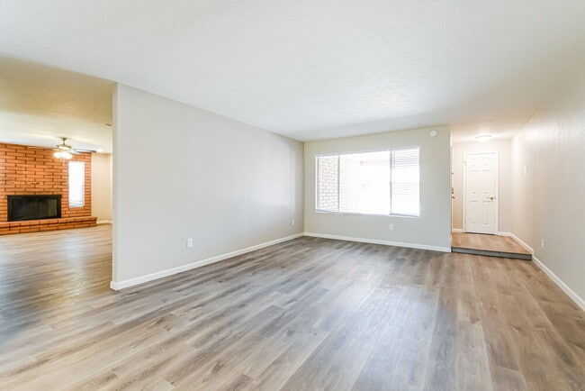 Photo - 301 E Keogh Dr