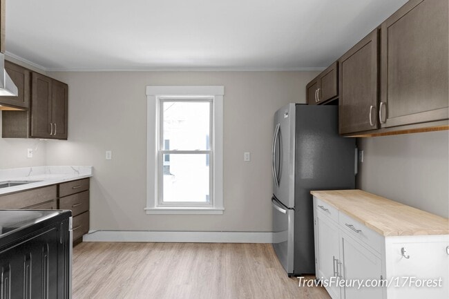 Eat-in Kitchen - 17 Forest St Unit 17