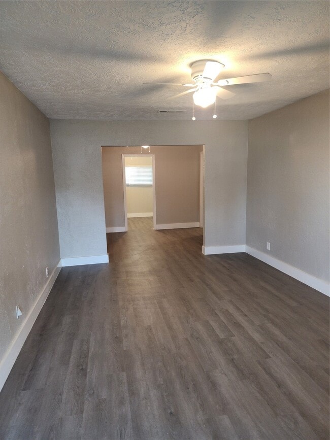 Photo - 4526 Kingsbury St