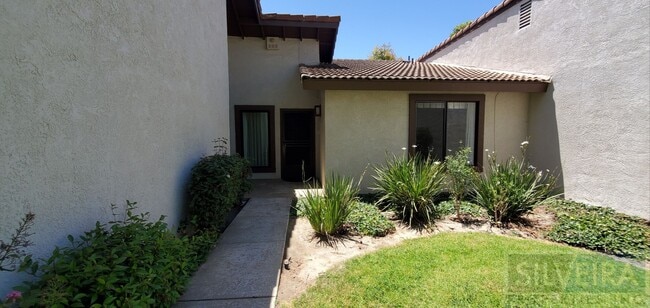 Photo - Cozy 2 bedroom 2 Bath home near Stowell and Broadway!