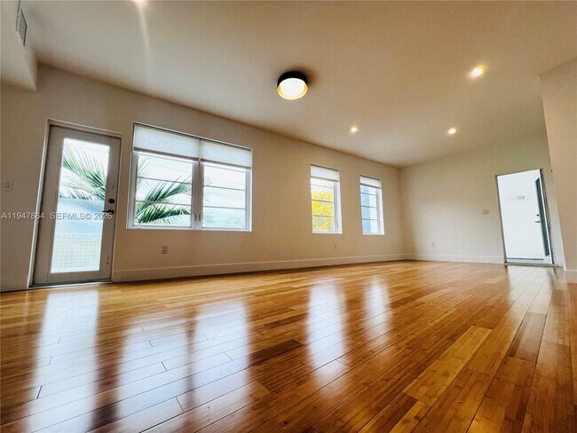 Photo - 960 Bay Dr Unit 910