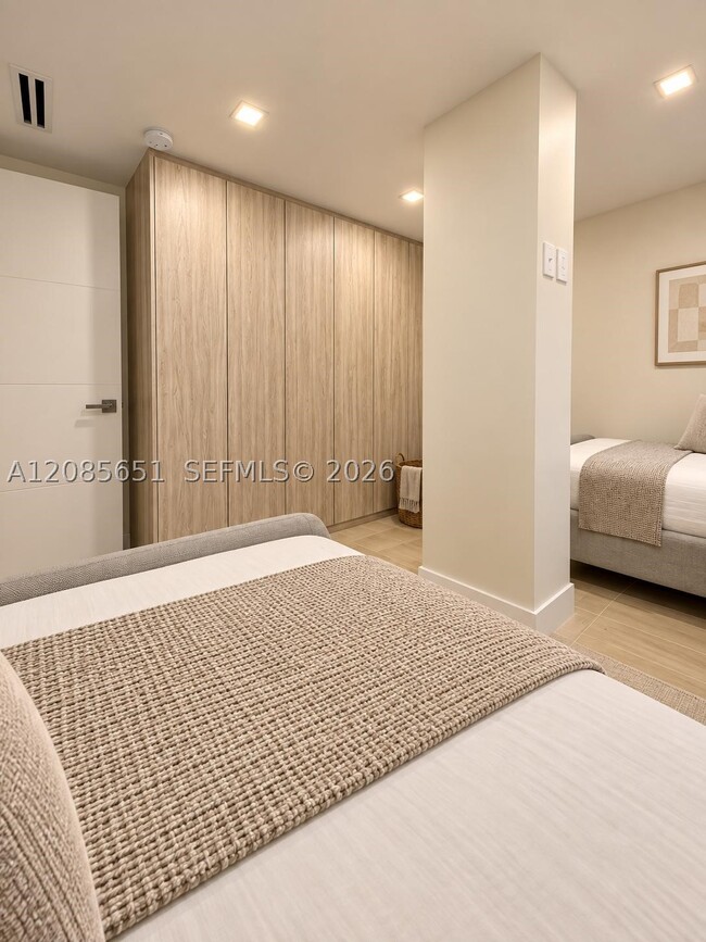 Building Photo - 9801 Collins Ave Unit 6E