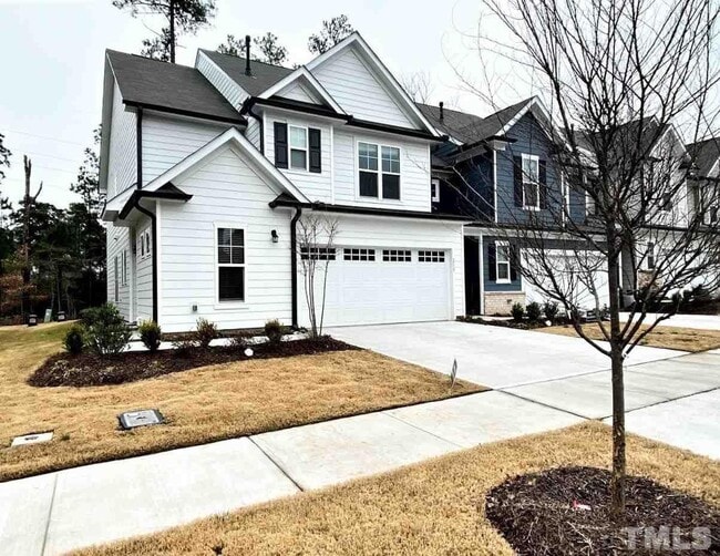 Building Photo - 3 Bedroom 2 Garage & Sunroom End Unit Rental
