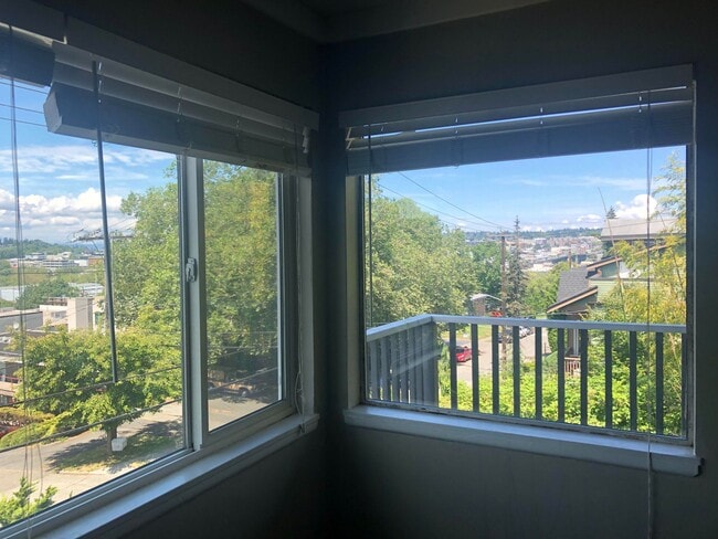 Building Photo - 3456 14th Ave W Unit 3