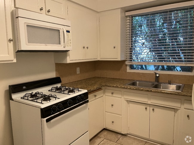 Building Photo - 1122 S Clark Dr Rental