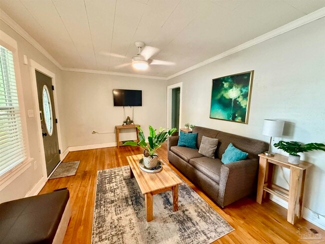 2624 W De Soto St