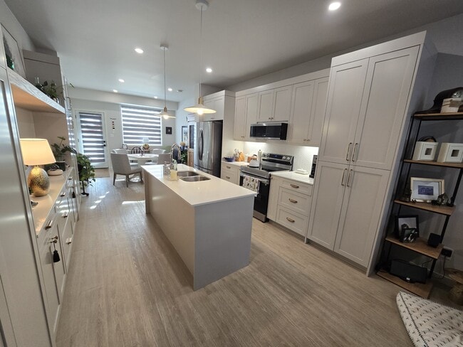 Building Photo - 654 Mulvey Ave