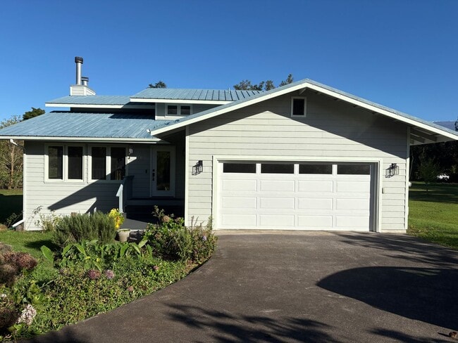 Building Photo - Private 3 bdrm custom home on acreage