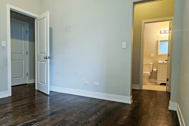 Photo - 2228 W Cermak Rd Unit 1