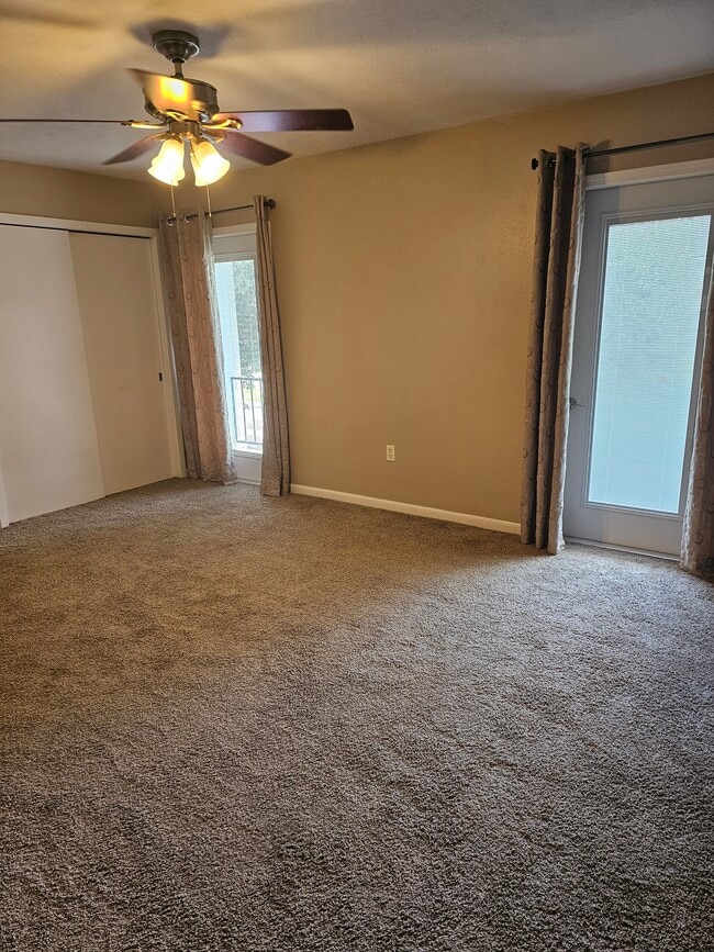 Vista del dormitorio principal hacia el balcón. - 117 28th St Unidad 117 28th St