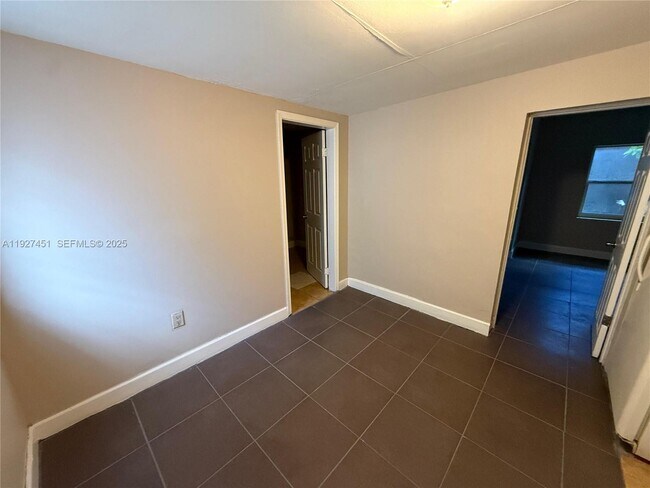 Building Photo - 1129 NW 29th St Unit B