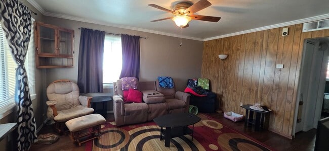 Photo - 906 E 5th St