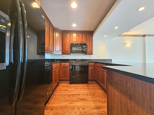 Building Photo - 1356 N Dearborn St Unit 1344-17