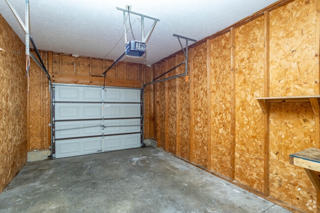 2BR, 2BA - 990SF