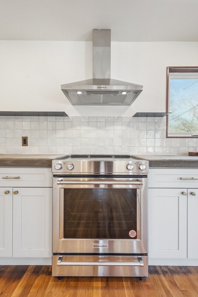 Photo - Modern 2-Bedroom Retreat in the Heart of F... Apartment