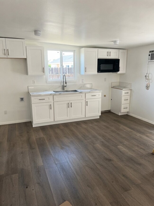 Building Photo - 1453 Springvale St Unit 2