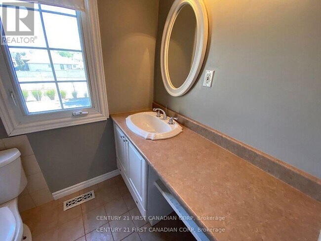 Photo - 1401 Wonderland Rd N