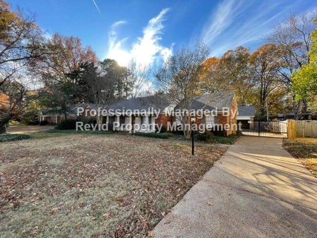 Building Photo - Elegant 4-Bedroom Home in the Heart of East Memphis!!