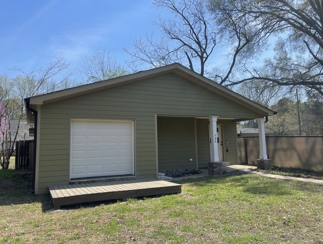 Building Photo - SPACIOUS COTTAGE FOR LEASE - Pre-Leasing August 2026!