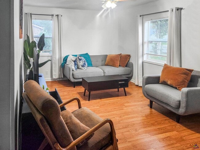 Photo - 106 Kingsbury Cir