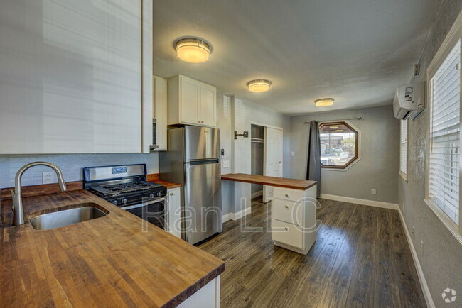 Building Photo - 1350 Haskell St Unit A Rental