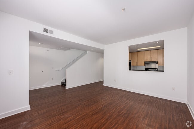 3 habitaciones, 2 baños - 1266 pies cuadrados - Sala de estar - 16 Park Apartments