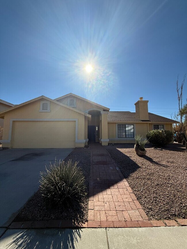 Photo - 3 Bed 2 Bath home in the highly desirable Northwest Tucson area. New paint and Carpet!