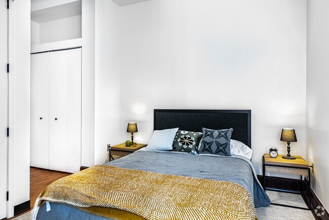 1BR, 1BA - 731SF - The Residences at Park 39