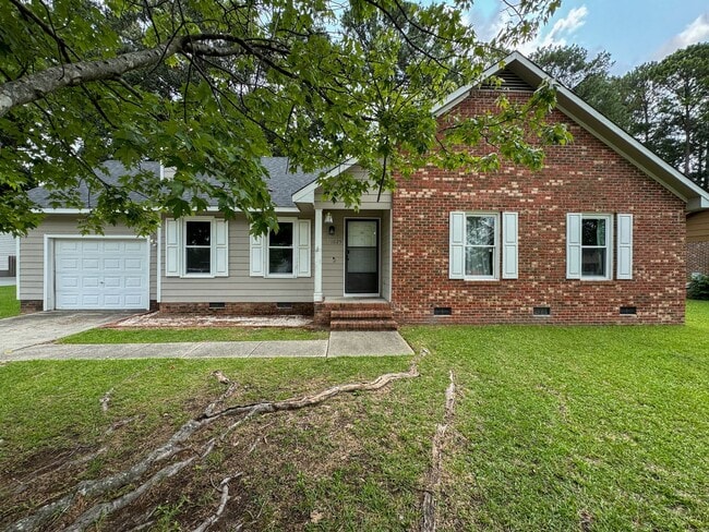 Building Photo - Beautiful 3 Bed 2 Bath Fayetteville Home with Fenced Yard