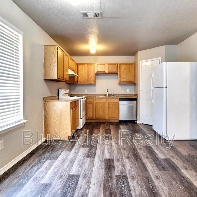 Photo - 402 Kings Way Dr