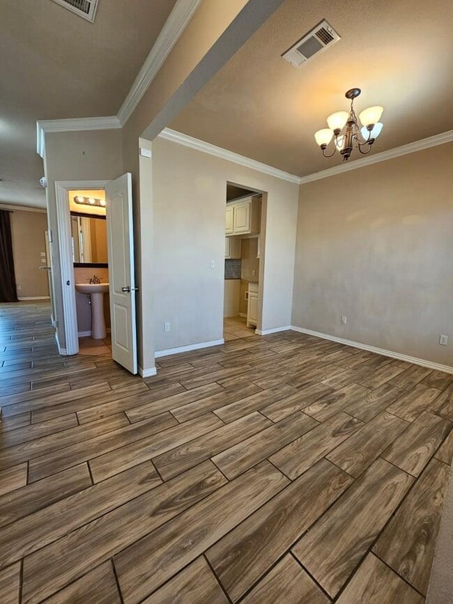 Photo - 604 NE Ave E Pl