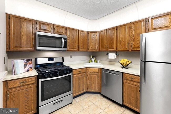 Building Photo - 14 Cheverny Ct