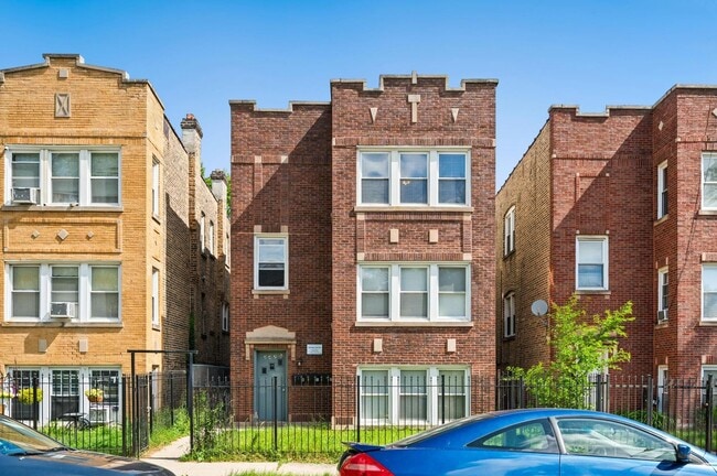 Building Photo - 4446 W Walton St Unit 2