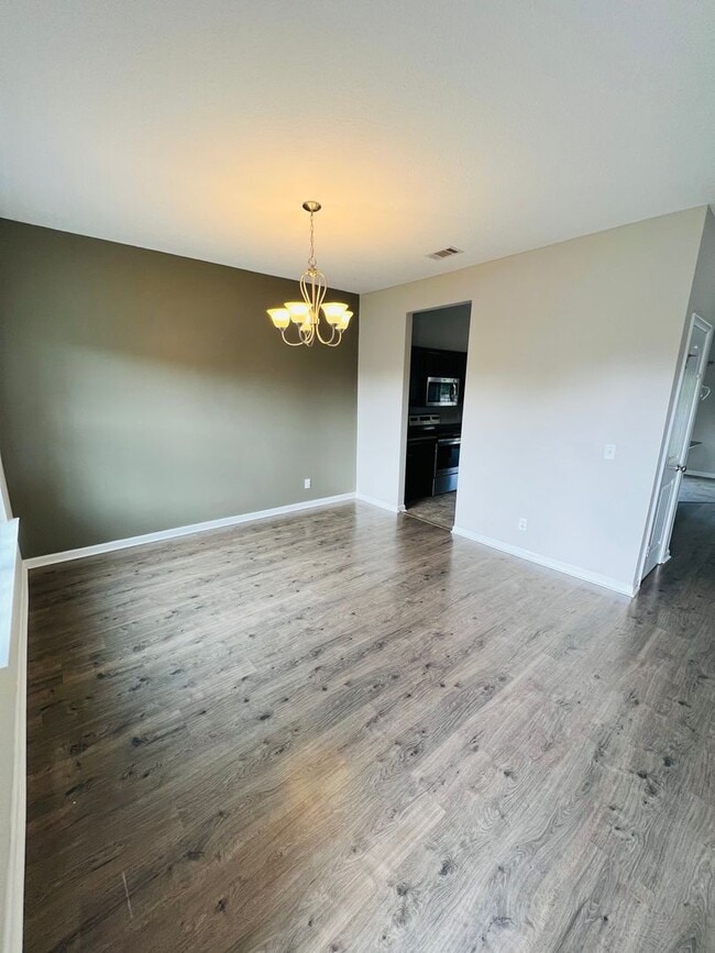 Photo - Pet Friendly 2 Story 4 bed 2 1/2 Bath home.