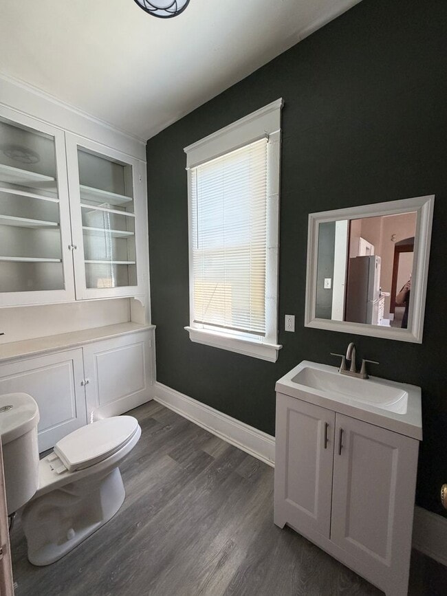 Photo - 2072 Broadway St