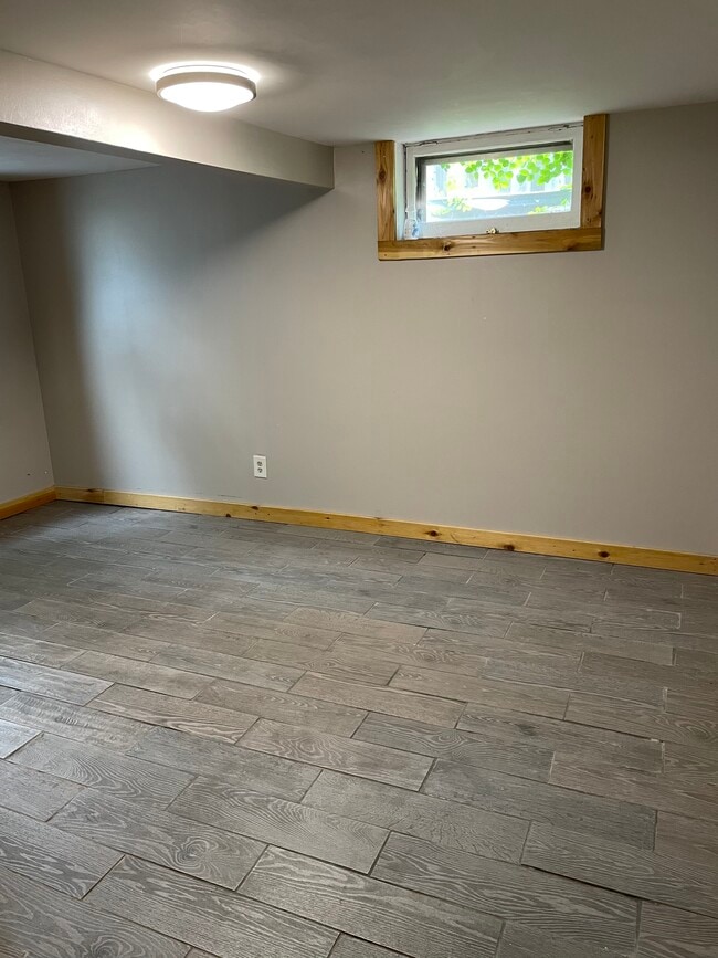 B 1st bedroom - 929 4th St SE Unit B