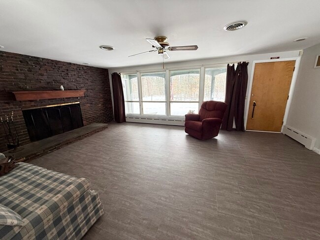 Photo - 1090 Pleasant St