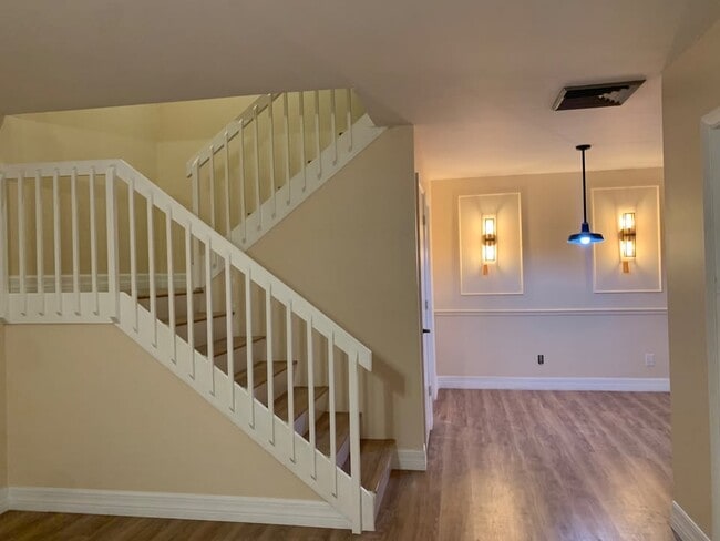 Building Photo - 1940 Hartford Ct