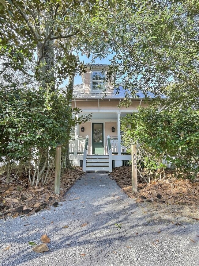 Building Photo - Commercial/Residential 3 Bedroom 3 Bath Cottage Close to Downtown Ocean Springs