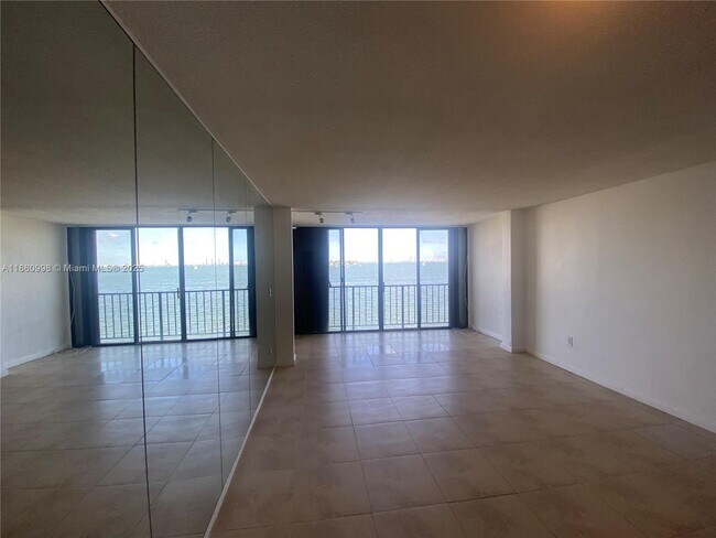 Photo - 7899 NE Bayshore Ct Unidad 3D